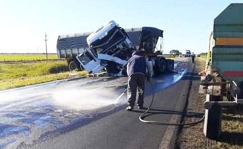 Un Muerto En Choque Frontal Entre Una Camioneta Y Un Cami N En La Ruta