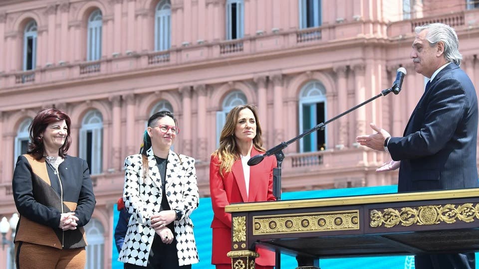 El presidente Fernández tomó el juramento a las tres nuevas ministras