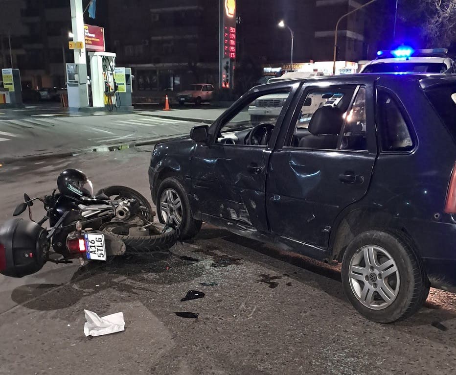 Violento Choque Entre Un Auto Y Una Moto En Ejercito Del Norte Y