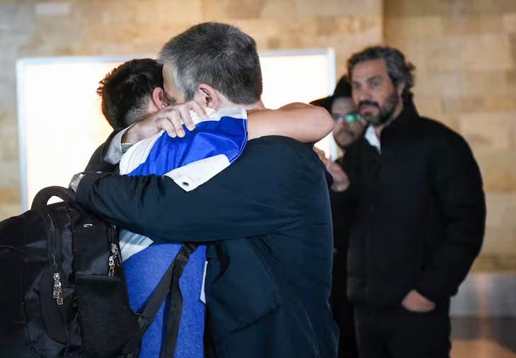 Un vuelo de Aerolíneas Argentinas aterrizó en Ezeiza con 244 argentinos