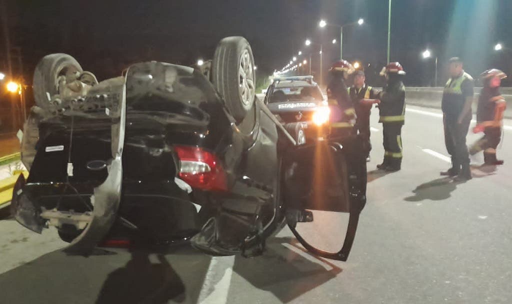 Choque Y Vuelco Entre Un Taxi Y Un Auto Particular En La Diagonal