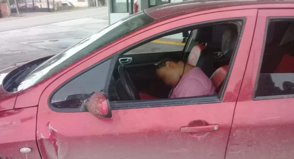 Santiague O Borracho Se Qued Dormido En El Auto Mientras Cargaba